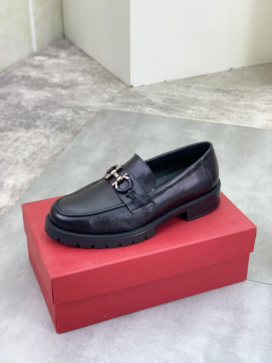 Men's Men's Shoes 💰P480💰[New Style] Water-dyed Niuli 🆘[Salvatore Ferragamo] Ferragamo's latest casual business leather shoes for men! Listed simultaneously! The fabric is made of specially imported original calfskin, and the interior is made of imported water-dyed cowhide. It is absolutely luxurious and leads the fashion trend. Matching code: 38-44 (45 and 46 can be customized) Multiple colors available